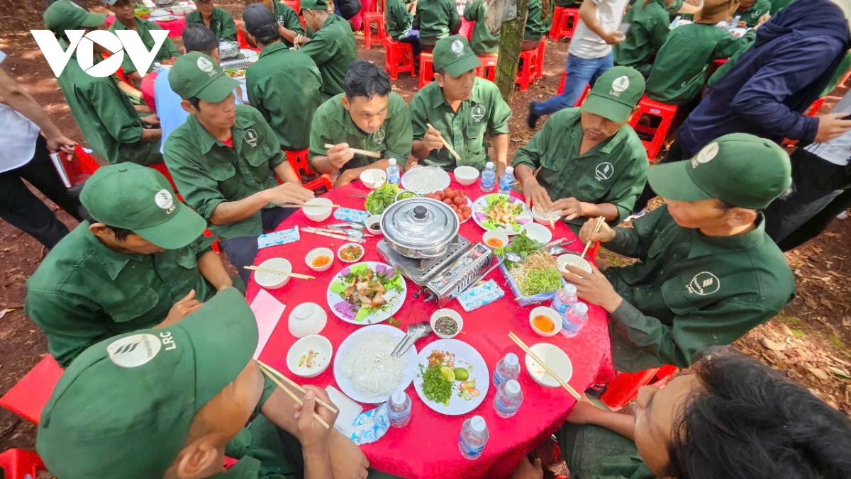 bua com cong nhan, am long noi rung vang hinh anh 5