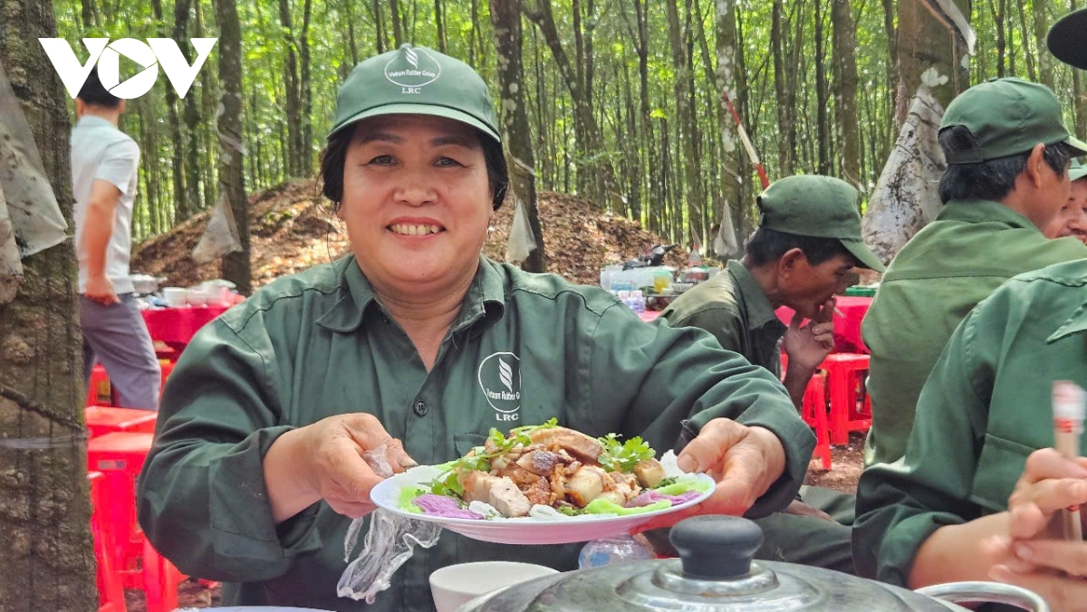 bua com cong nhan, am long noi rung vang hinh anh 3