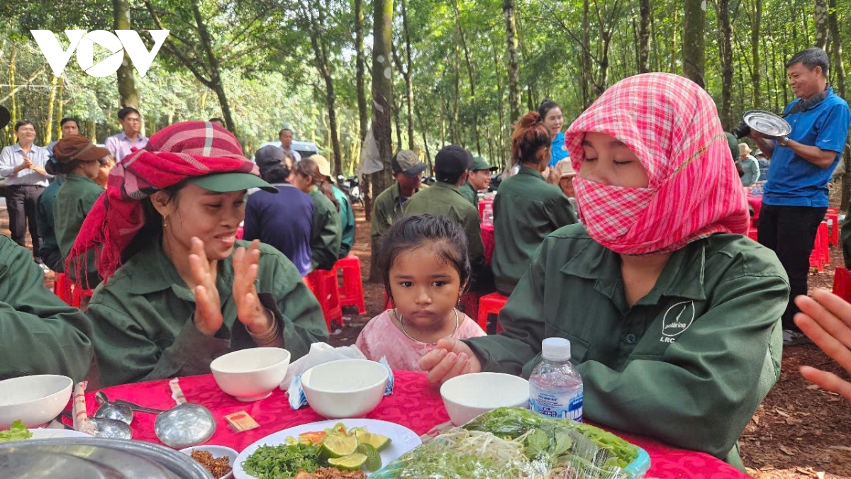 bua com cong nhan, am long noi rung vang hinh anh 2