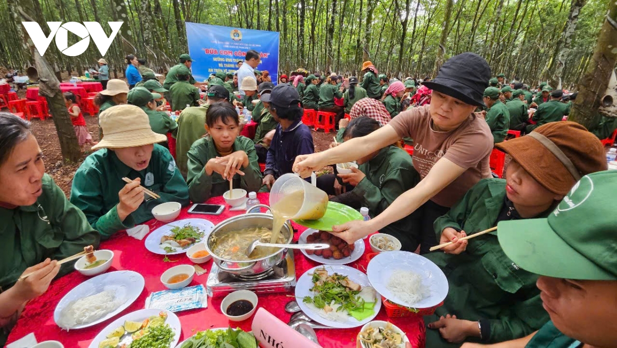 bua com cong nhan, am long noi rung vang hinh anh 10