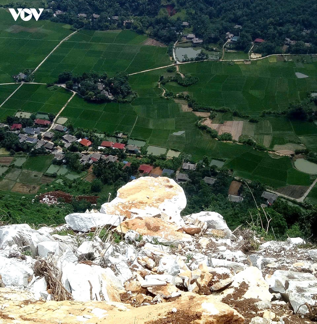nguoi dan thon coc bo lao cai nom nop noi lo dat da sat lo vao nha khi mua lon hinh anh 9