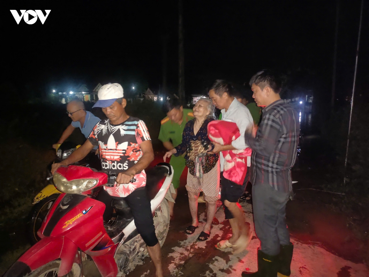 nguoi dan vung ha du nghe an trang dem chay lu hinh anh 2