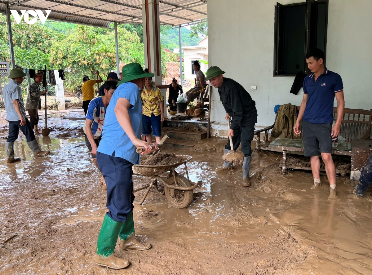mua lu o son la cong an, quan doi giup dan khac phuc hau qua thien tai hinh anh 10
