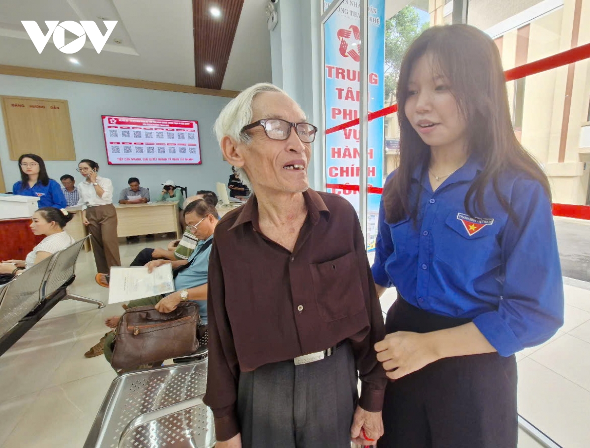 tuổi trẻ hỗ trợ người dân thực hiện dịch vụ hành chính công hình ảnh 10 tuoi tre ho tro nguoi dan thuc hien dich vu hanh chinh cong hinh anh 10