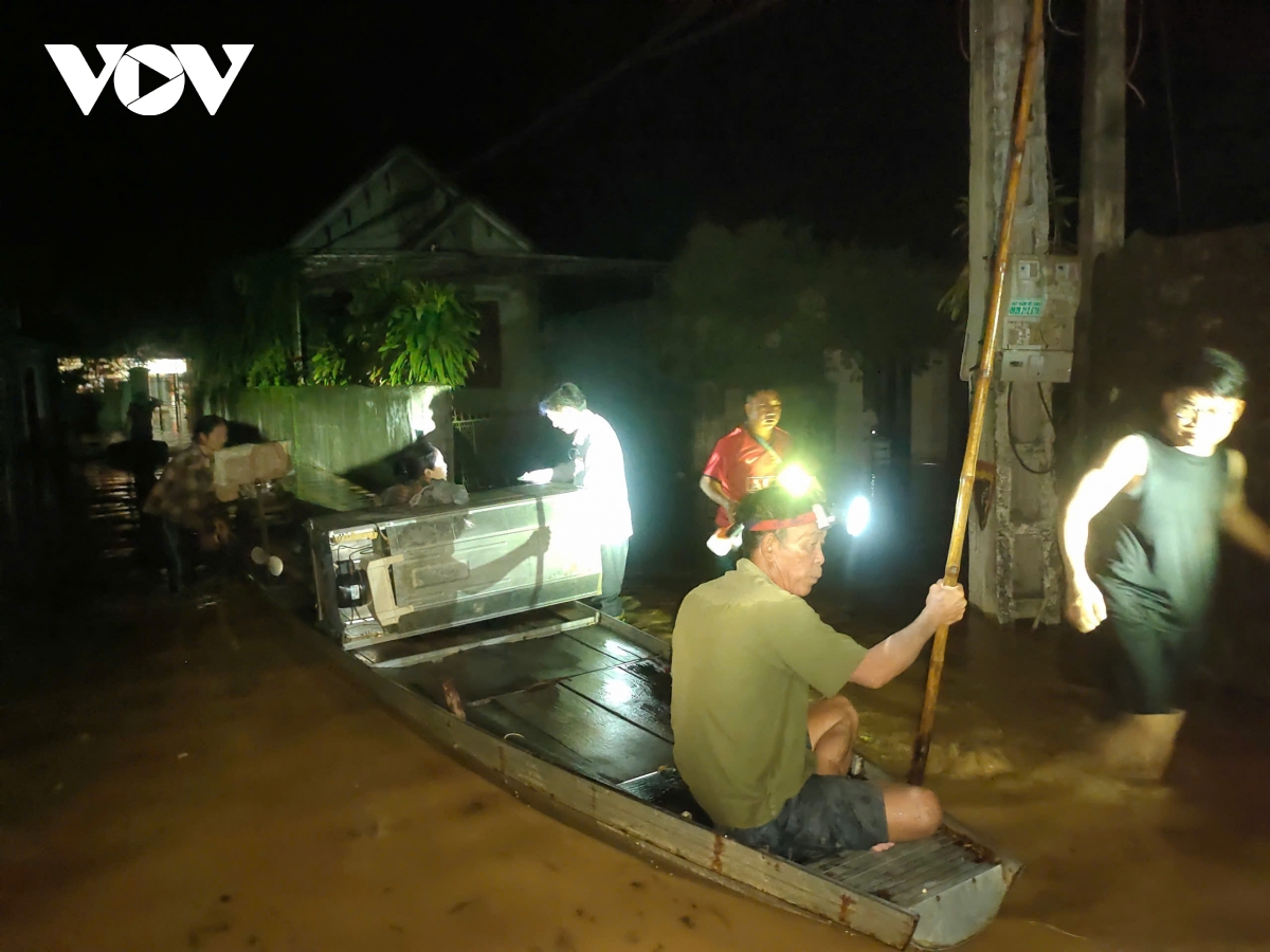 Người dân vùng hạ du Nghệ An trắng đêm chạy lũ