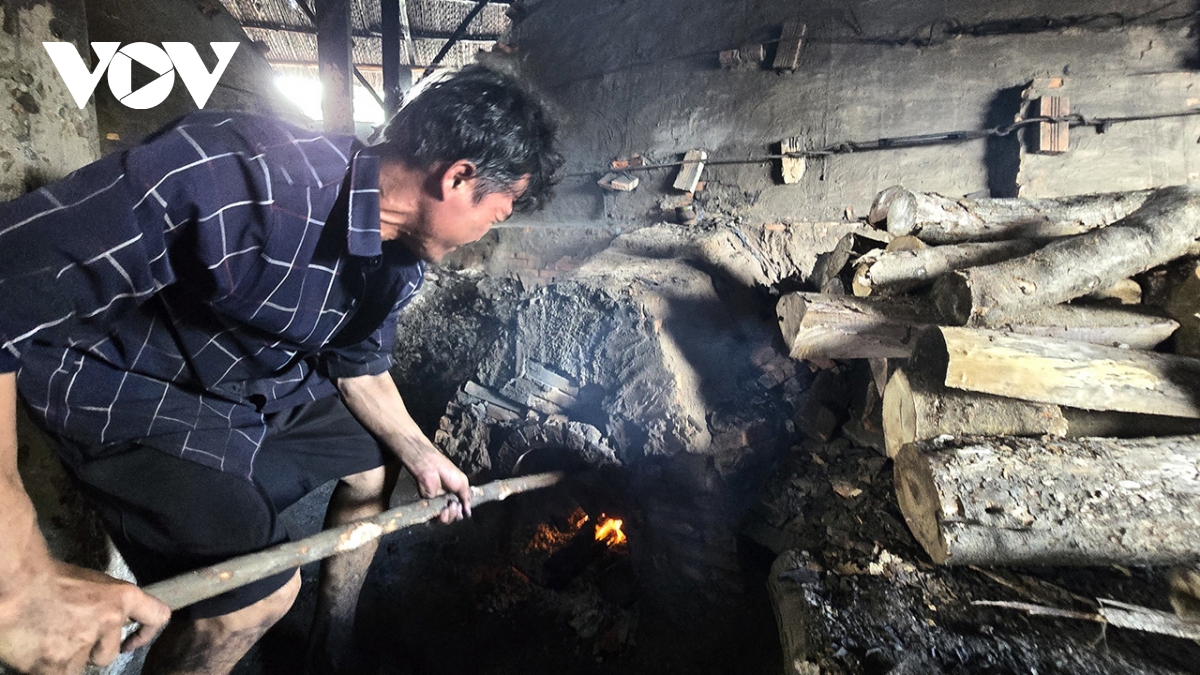 Nghề hầm than ven sông Cửa Lớn