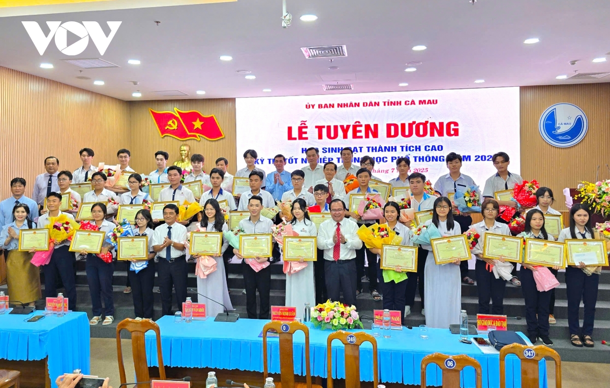Tuyên dương hai thủ khoa và học sinh đạt điểm 10 môn Sử ở Cà Mau