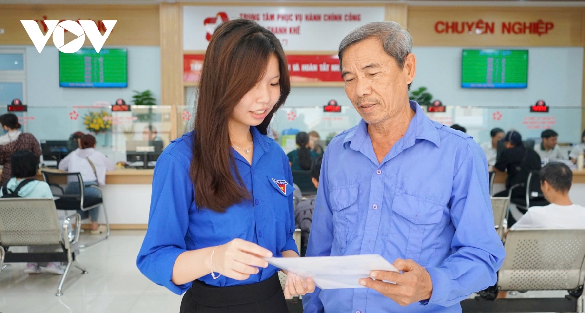 tuổi trẻ hỗ trợ người dân thực hiện dịch vụ hành chính công hình ảnh 1 tuoi tre ho tro nguoi dan thuc hien dich vu hanh chinh cong hinh anh 1