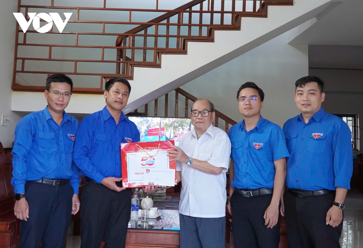 Tuổi trẻ Đà Nẵng tặng quà gia đình chính sách dịp 27/7