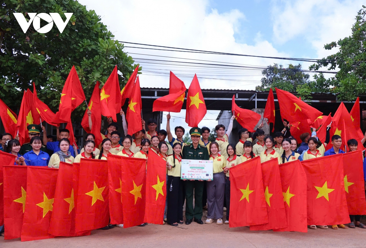 sinh viên tình nguyện đưa mùa hè xanh về vùng biên Đắk lắk hình ảnh 1 sinh vien tinh nguyen dua mua he xanh ve vung bien Dak lak hinh anh 1