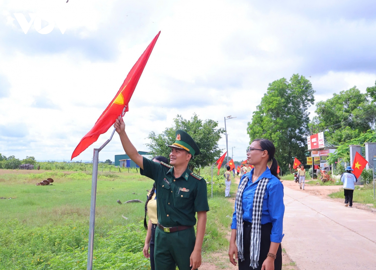 sinh viên tình nguyện đưa mùa hè xanh về vùng biên Đắk lắk hình ảnh 2 sinh vien tinh nguyen dua mua he xanh ve vung bien Dak lak hinh anh 2