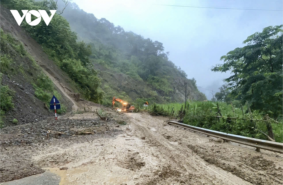 Mưa lớn gây sạt lở nhiều đoạn trên tuyến Quốc lộ 12
