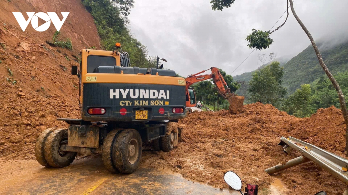 ruong lua ngap ung, sat lo giao thong do mua lon tai son la hinh anh 2