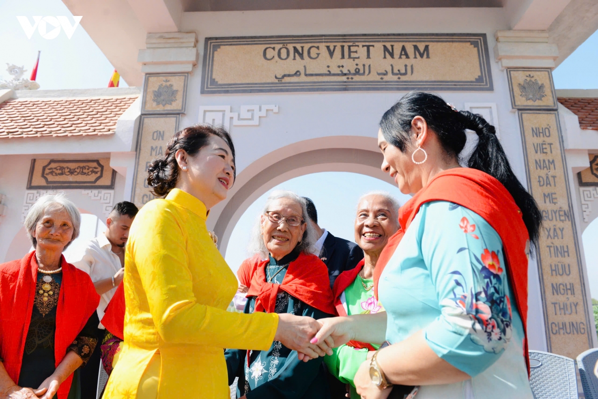 phu nhan chu tich quoc hoi tham, tang qua lang viet nam tai maroc hinh anh 2