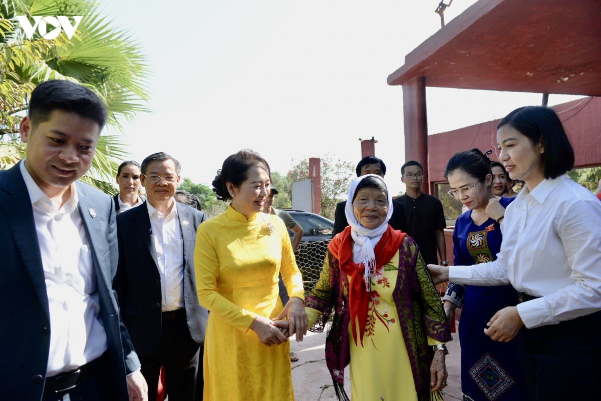 phu nhan chu tich quoc hoi tham, tang qua lang viet nam tai maroc hinh anh 3