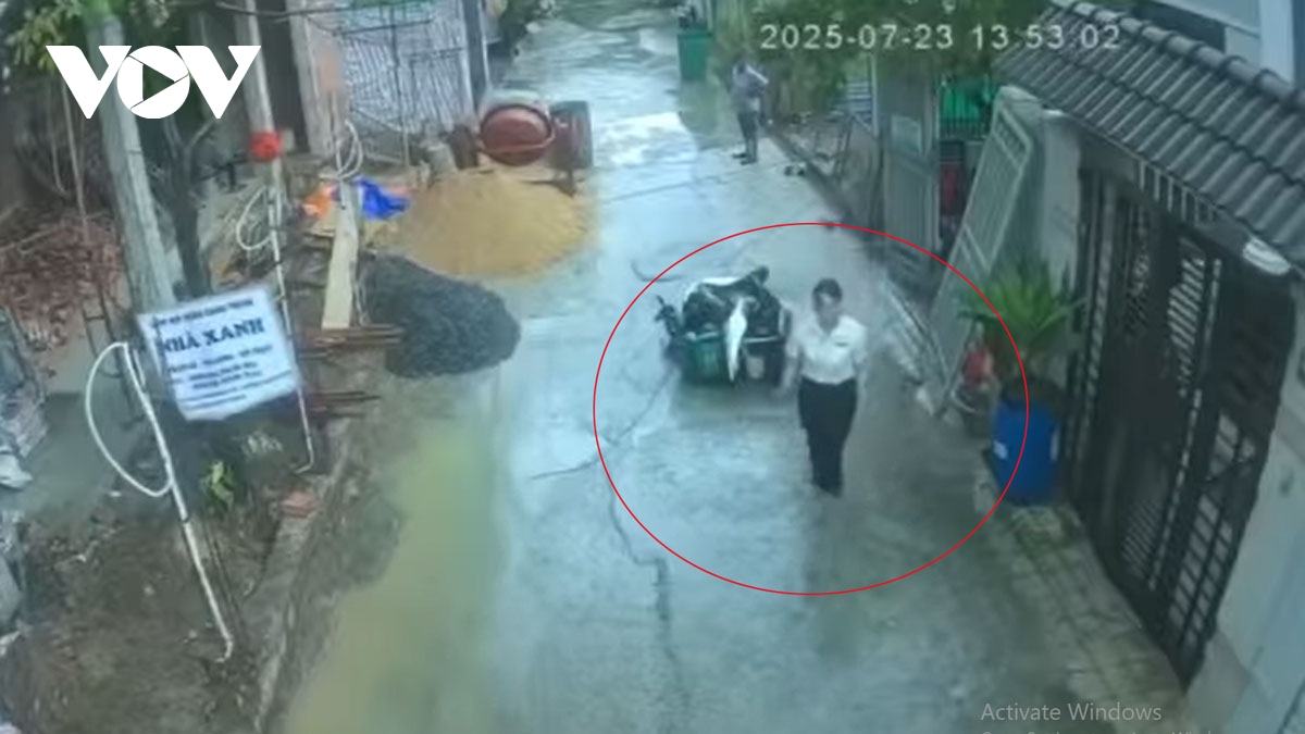 kiểm điểm nữ cán bộ phường ở tp.hcm vì hành vi xô ngã xe máy của shipper hình ảnh 2 kiem diem nu can bo phuong o tp.hcm vi hanh vi xo nga xe may cua shipper hinh anh 2