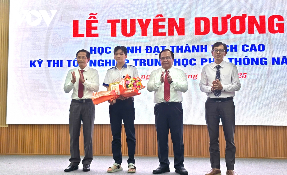 tuyen duong hai thu khoa va hoc sinh dat diem 10 mon su o ca mau hinh anh 2