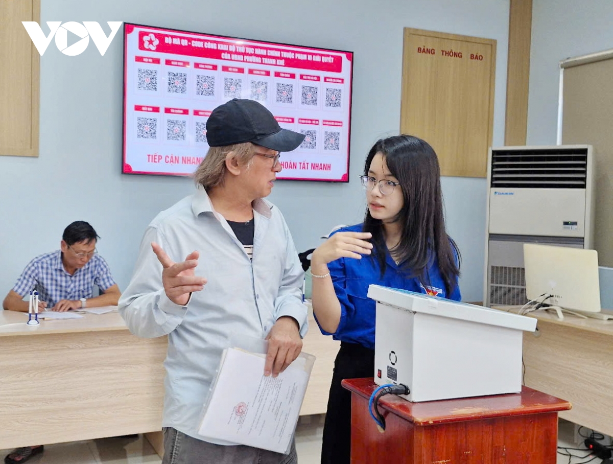 tuổi trẻ hỗ trợ người dân thực hiện dịch vụ hành chính công hình ảnh 2 tuoi tre ho tro nguoi dan thuc hien dich vu hanh chinh cong hinh anh 2