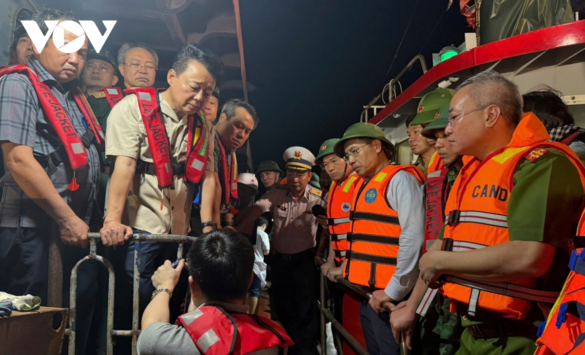 phó thủ tướng trần hồng hà trực tiếp chỉ đạo cứu nạn vụ lật tàu, đã tìm thấy 29 thi thể hình ảnh 2 pho thu tuong tran hong ha truc tiep chi dao cuu nan vu lat tau, da tim thay 29 thi the hinh anh 2