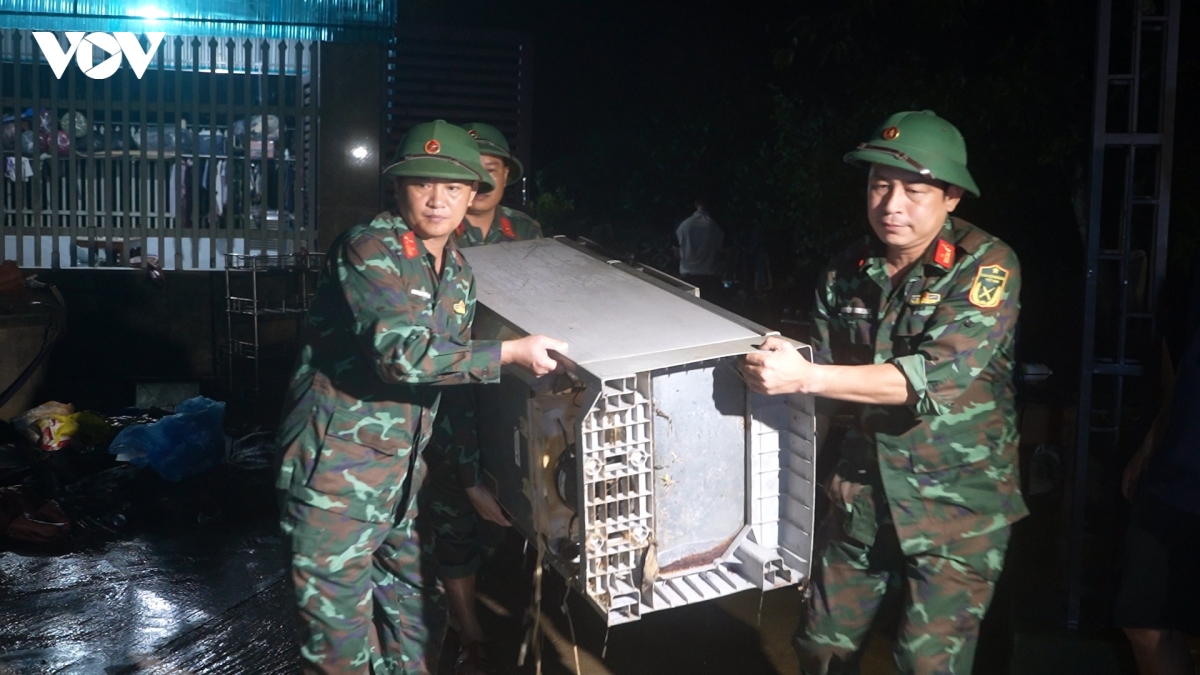 xuyen dem giup dan don dep sau lu du hinh anh 1