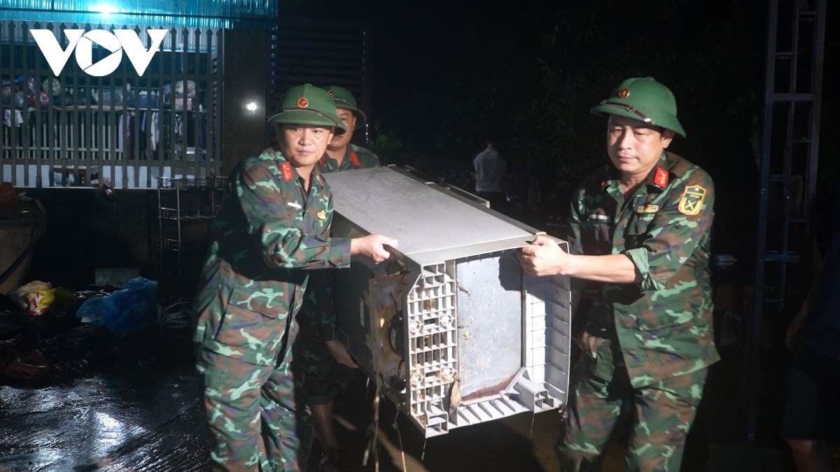 Xuyên đêm giúp dân dọn dẹp sau lũ dữ