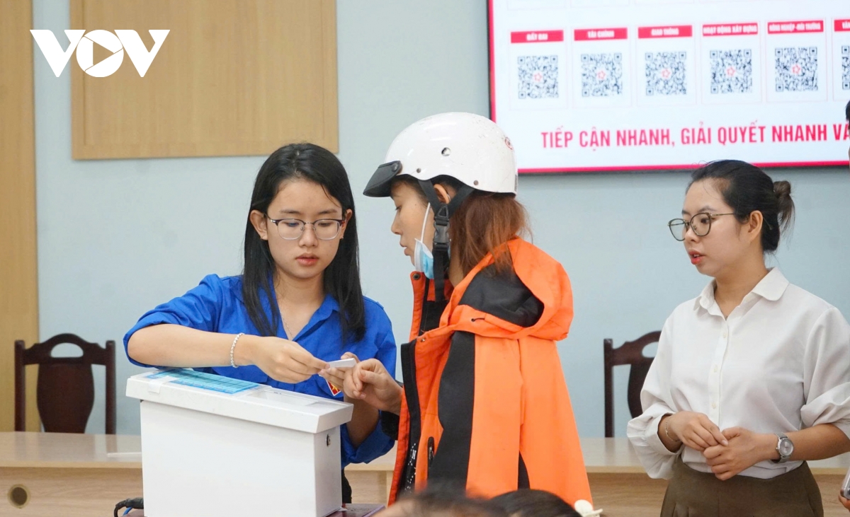 tuổi trẻ hỗ trợ người dân thực hiện dịch vụ hành chính công hình ảnh 3 tuoi tre ho tro nguoi dan thuc hien dich vu hanh chinh cong hinh anh 3