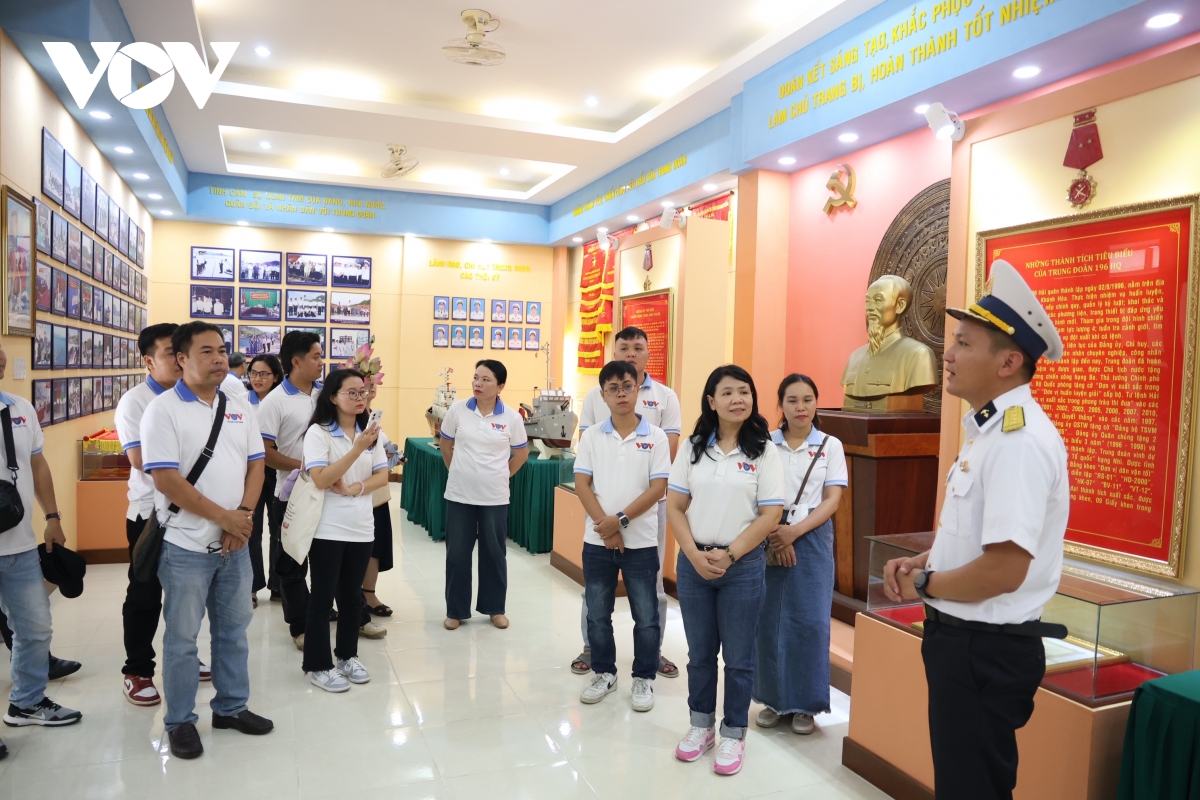 vov tp.hcm thăm, tặng quà người dân và học sinh đồng bào chăm ở lâm Đồng hình ảnh 3 vov tp.hcm tham, tang qua nguoi dan va hoc sinh dong bao cham o lam Dong hinh anh 3