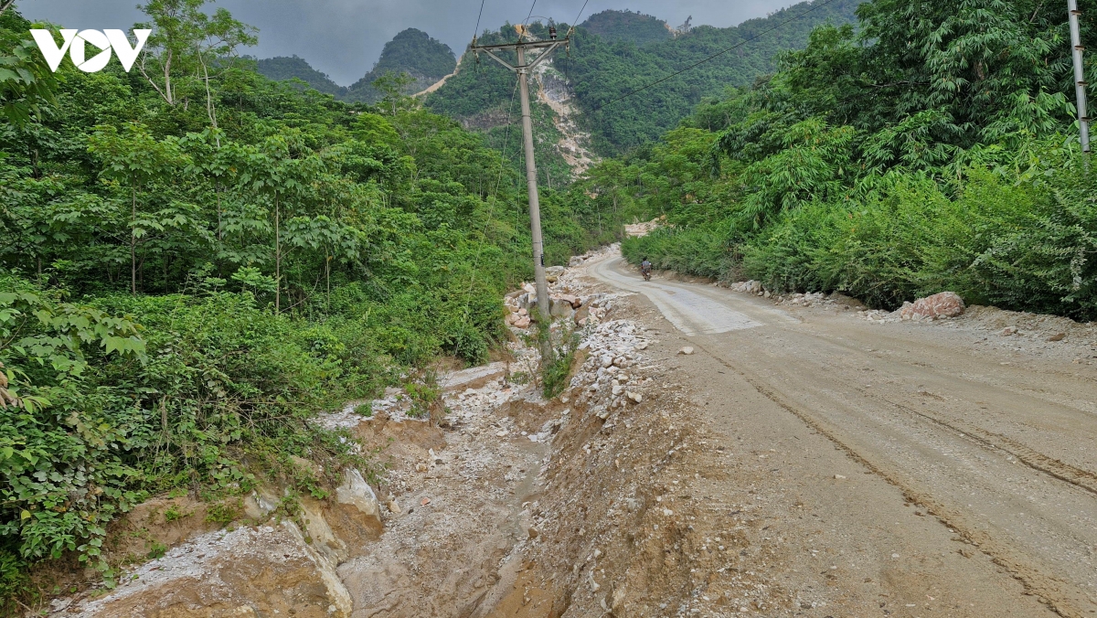 nguoi dan thon coc bo lao cai nom nop noi lo dat da sat lo vao nha khi mua lon hinh anh 7