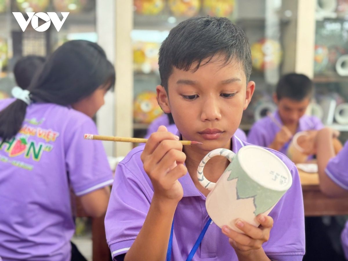 100 học sinh khó khăn tham gia trại hè “Lan tỏa yêu thương, thắp sáng khát vọng”
