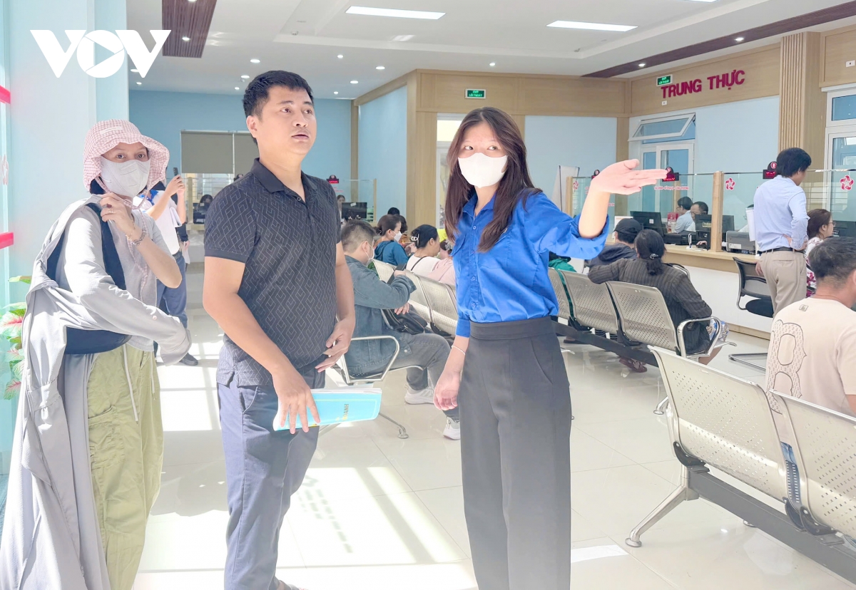 tuổi trẻ hỗ trợ người dân thực hiện dịch vụ hành chính công hình ảnh 4 tuoi tre ho tro nguoi dan thuc hien dich vu hanh chinh cong hinh anh 4