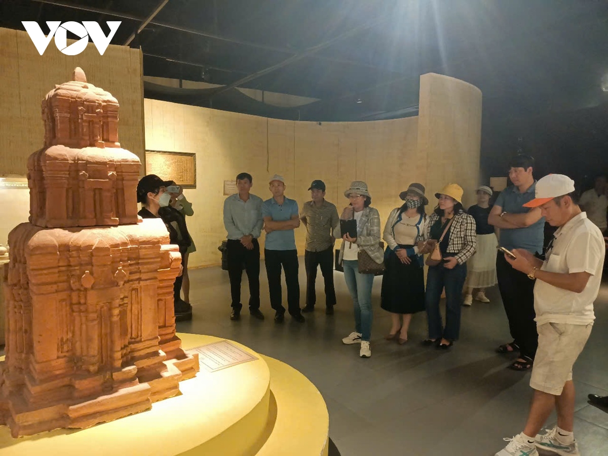 tăng cường công tác cứu hộ và yêu cầu du khách không tắm biển khi thời tiết xấu hình ảnh 3 tang cuong cong tac cuu ho va yeu cau du khach khong tam bien khi thoi tiet xau hinh anh 3