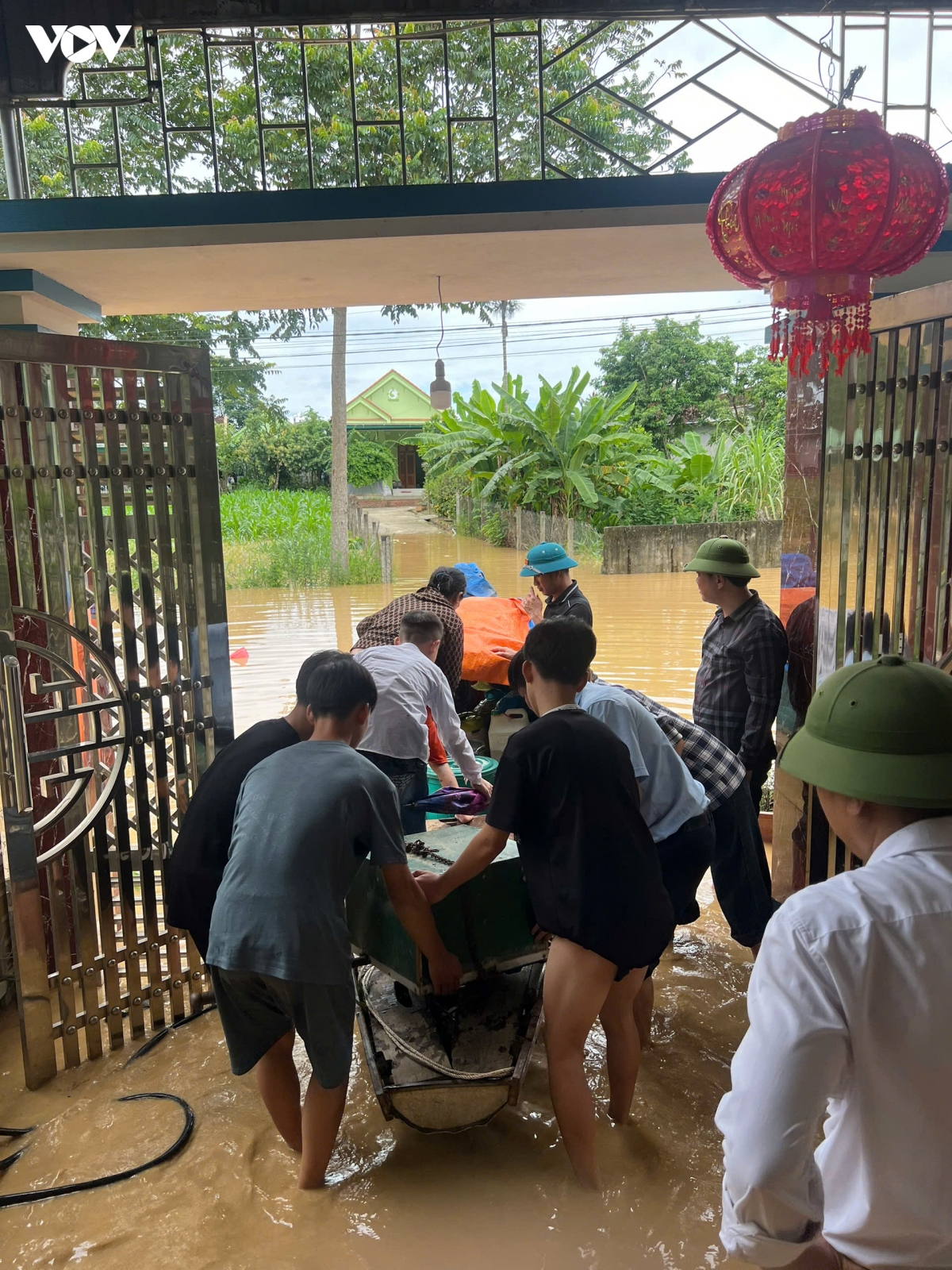nguoi dan vung ha du nghe an trang dem chay lu hinh anh 4