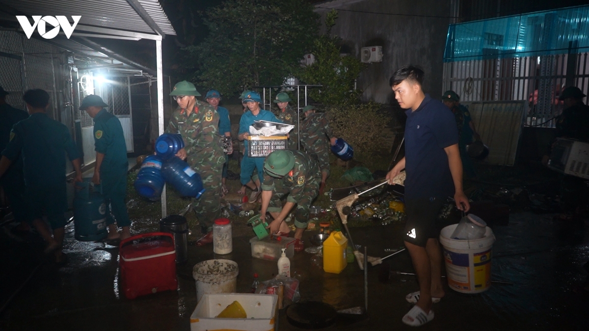 xuyen dem giup dan don dep sau lu du hinh anh 2