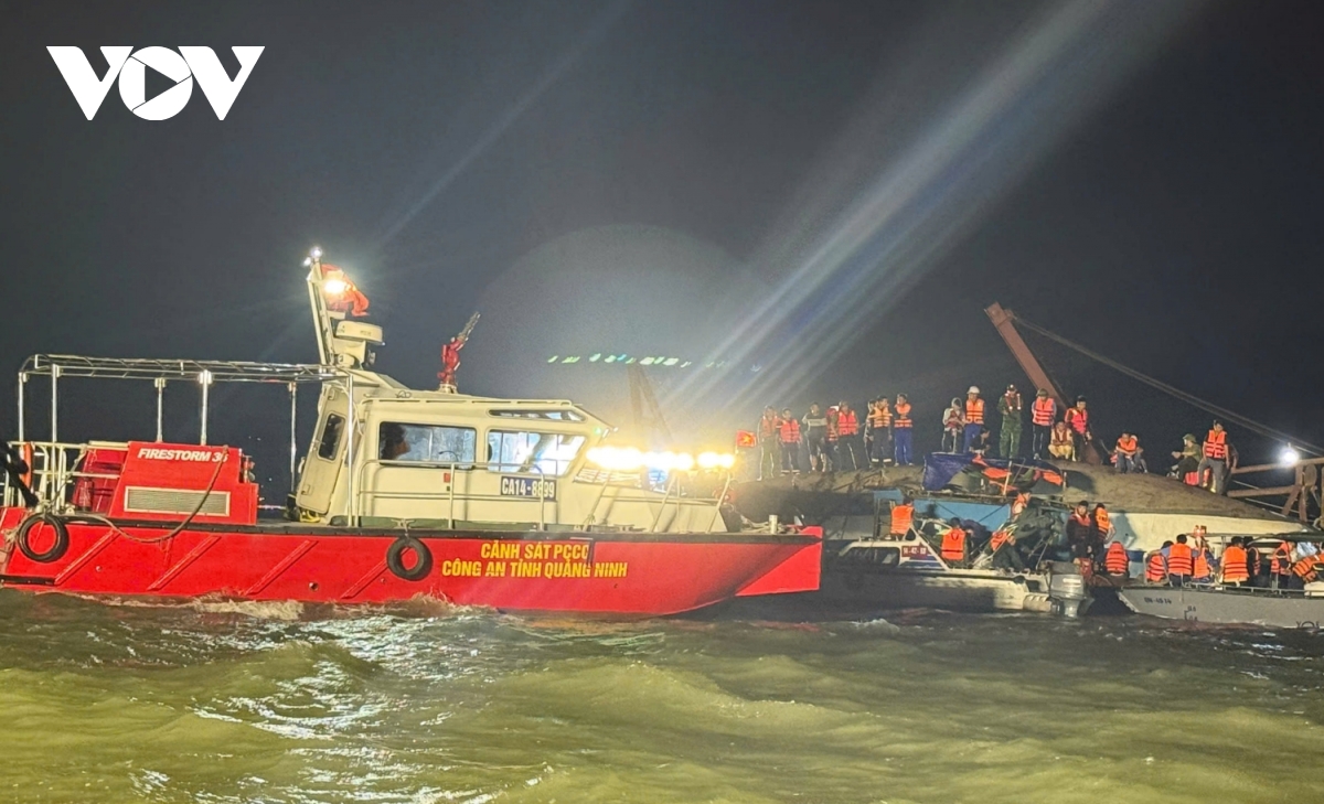 phó thủ tướng trần hồng hà trực tiếp chỉ đạo cứu nạn vụ lật tàu, đã tìm thấy 29 thi thể hình ảnh 5 pho thu tuong tran hong ha truc tiep chi dao cuu nan vu lat tau, da tim thay 29 thi the hinh anh 5