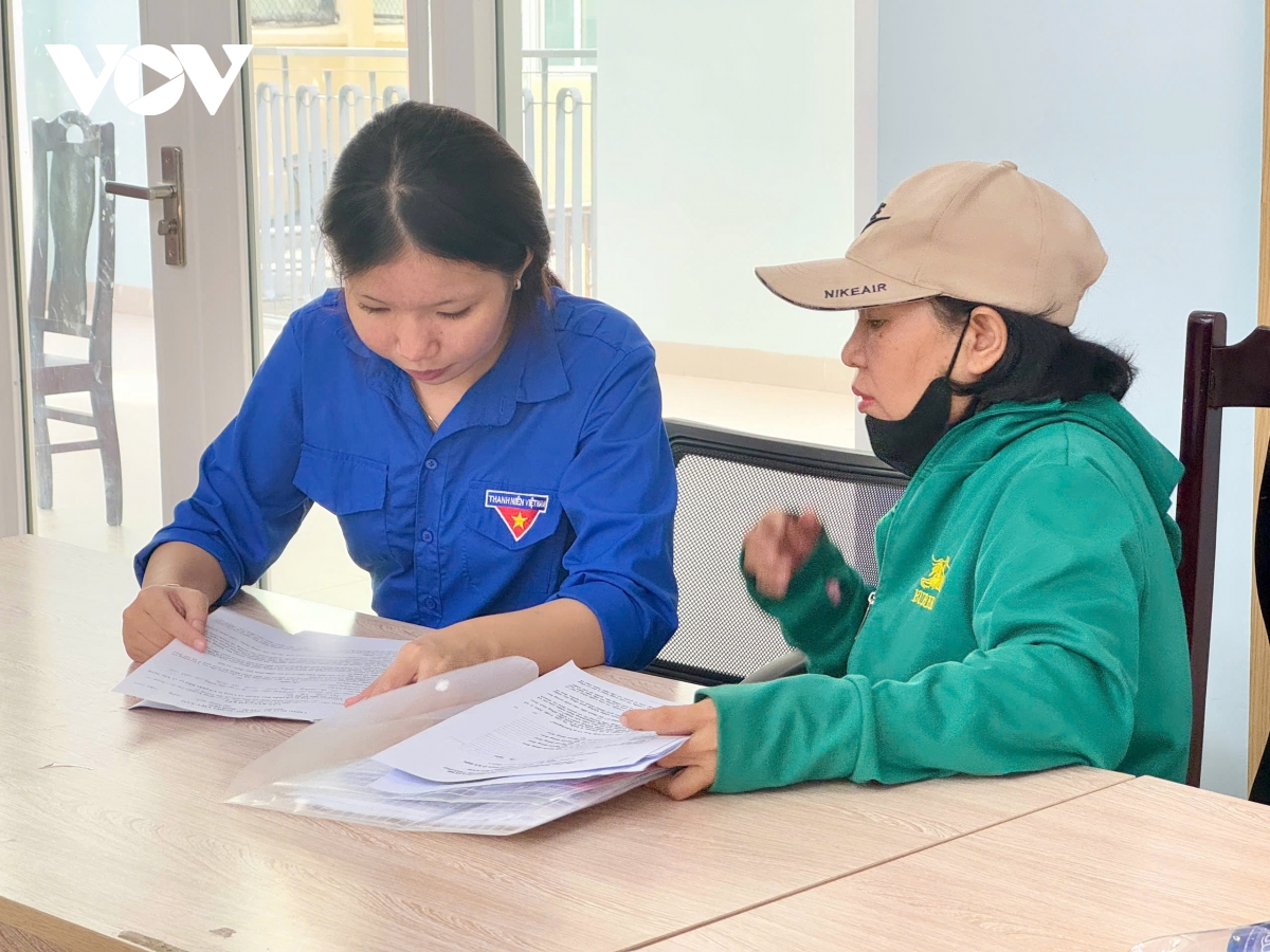 tuổi trẻ hỗ trợ người dân thực hiện dịch vụ hành chính công hình ảnh 6 tuoi tre ho tro nguoi dan thuc hien dich vu hanh chinh cong hinh anh 6