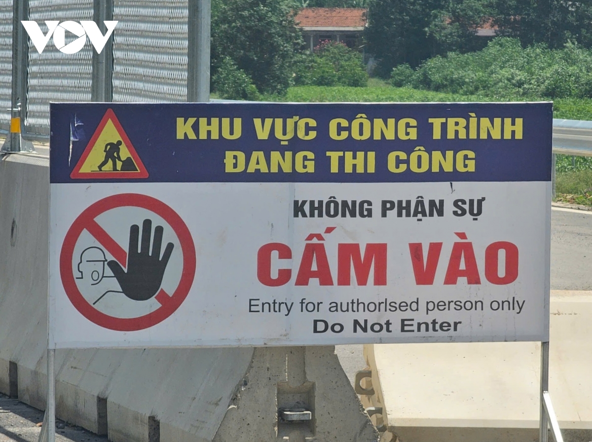 Cấm xe vào, ra khi cao tốc Vạn Ninh- Cam Lộ đang thi công