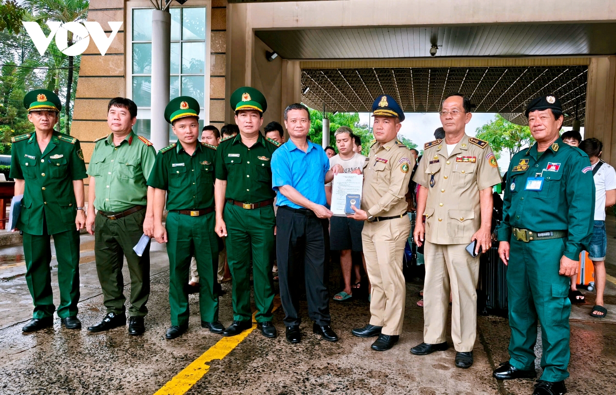 tiếp nhận 45 công dân việt nam cư trú trái phép tại campuchia hình ảnh 1 tiep nhan 45 cong dan viet nam cu tru trai phep tai campuchia hinh anh 1