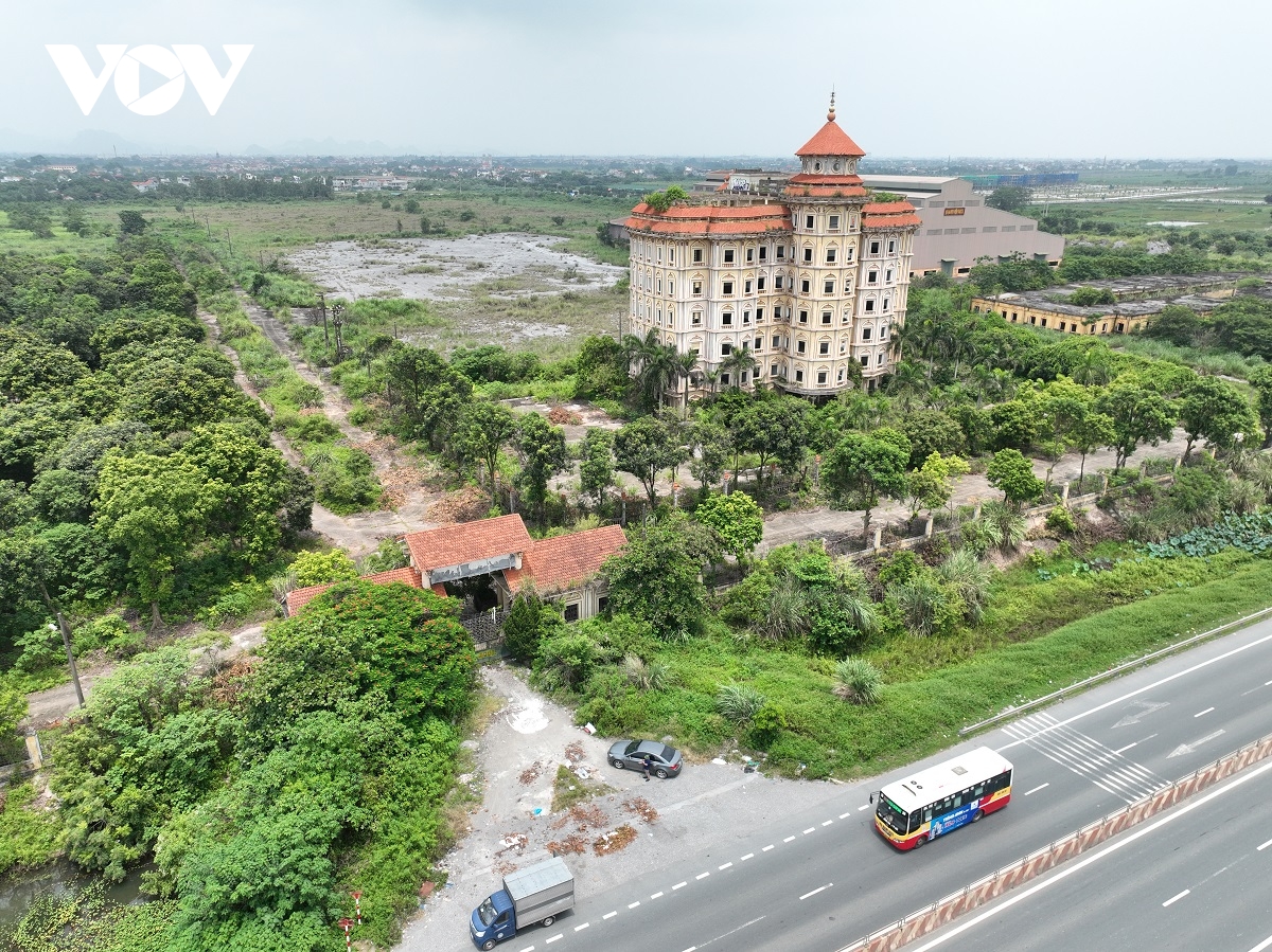 Cận cảnh trường Đại học Hà Hoa Tiên 1.500 tỷ vắng lặng, cỏ dại um tùm