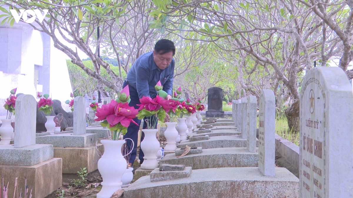 Ông Nguyễn Trọng Nghĩa viếng, dâng hương tại Nghĩa trang liệt sỹ quốc tế Việt-Lào