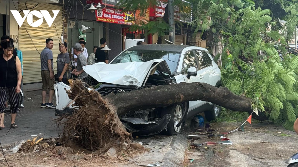 Ô tô tông liên hoàn khiến nhiều người bị thương trên phố Hà Nội
