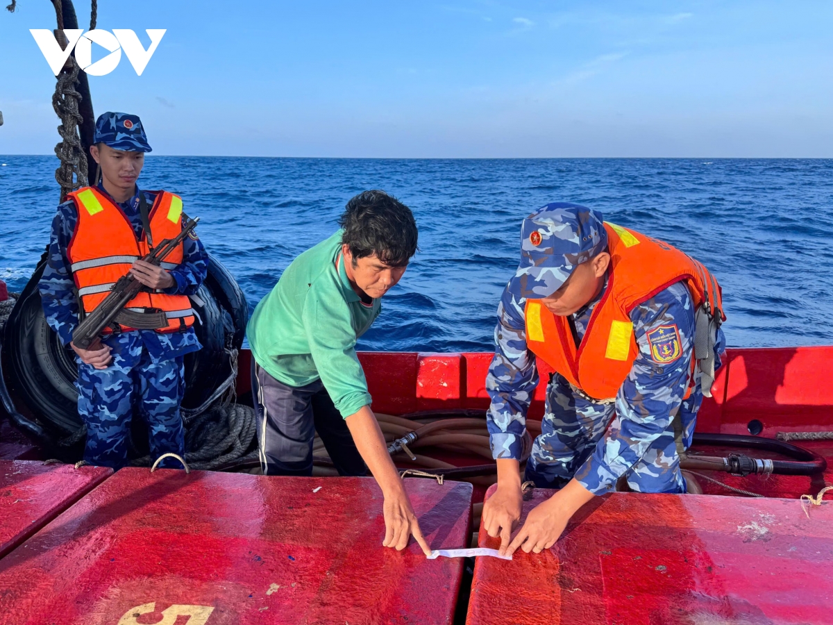 An Giang: Bắt giữ 01 tàu cá vận chuyển trái phép hơn 40.000 lít dầu diesel