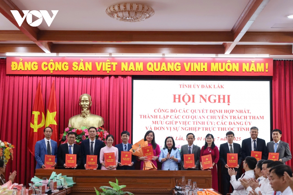 tinh uy Dak lak cong bo cac quyet dinh thanh lap co quan, don vi sau sap nhap hinh anh 3