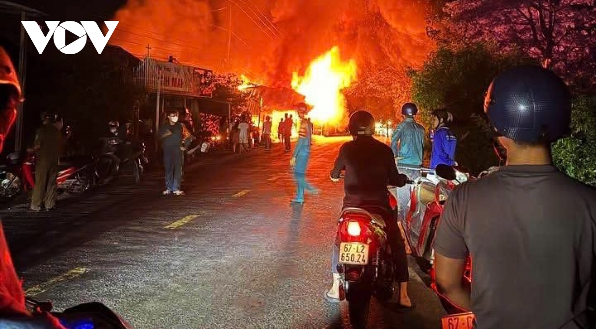 Giải cứu kịp thời bé trai khỏi ngôi nhà đang bốc cháy