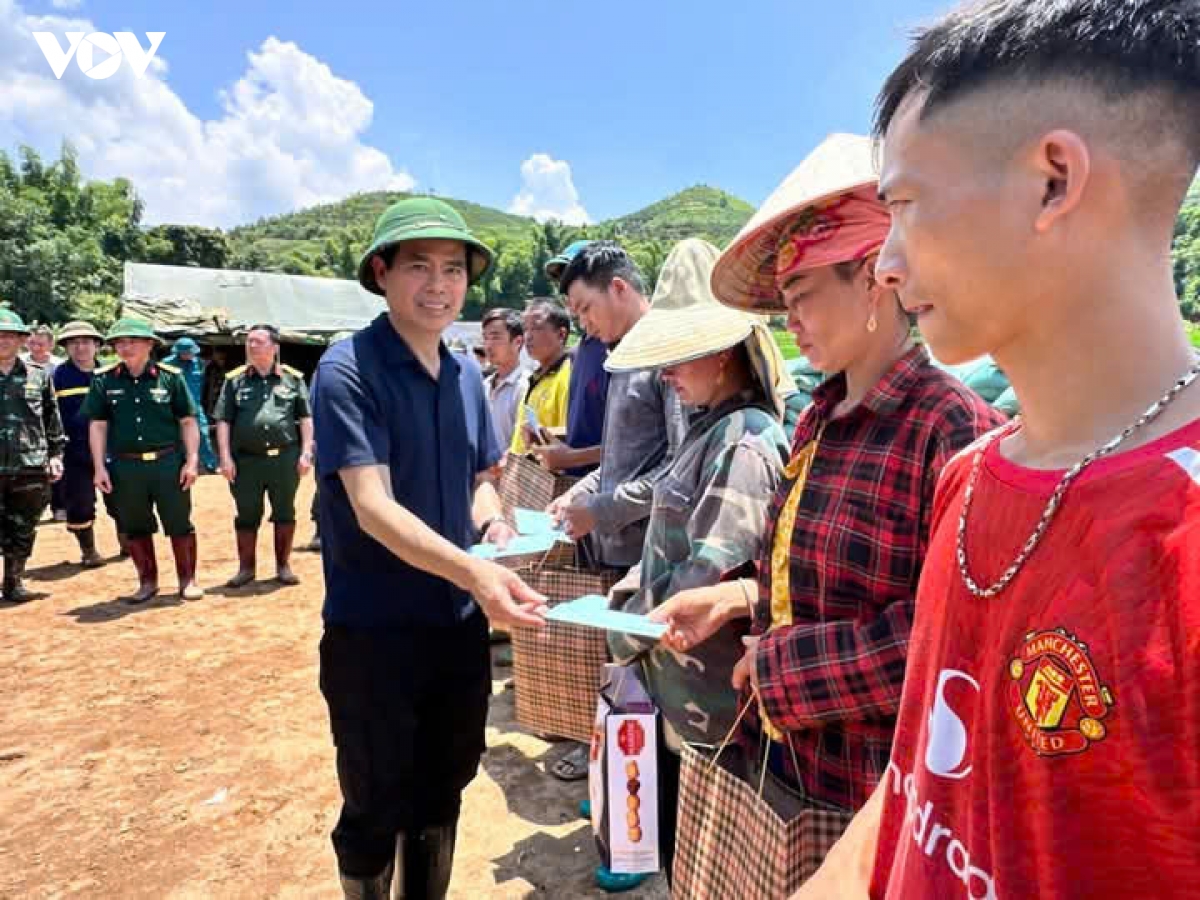 lanh dao quan khu 2 va tinh son la tham hoi, dong vien ba con vung lu chieng so hinh anh 5