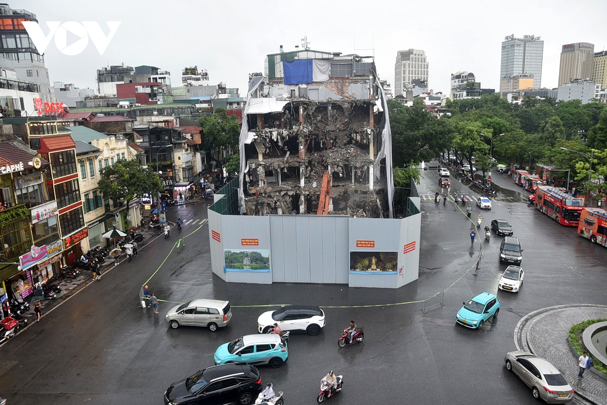 Đang phá dỡ tòa nhà Hàm Cá Mập