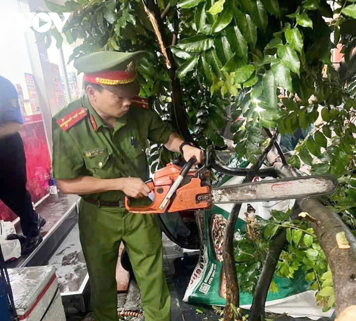 cong an tp ha noi kip thoi ho tro nguoi dan trong con mua giong hinh anh 1
