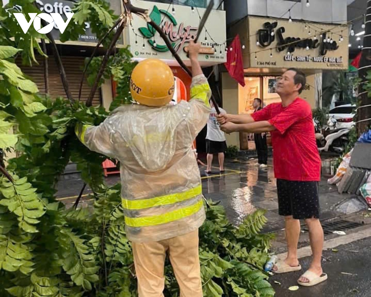Công an TP Hà Nội kịp thời hỗ trợ người dân trong cơn mưa giông