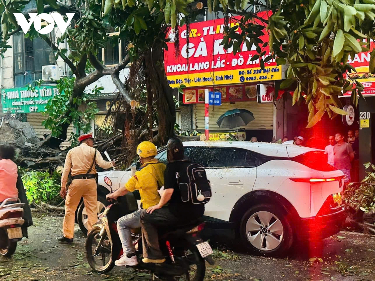 cong an tp ha noi kip thoi ho tro nguoi dan trong con mua giong hinh anh 2