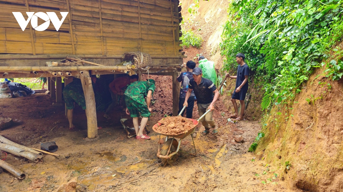 kip thoi giup dan khac phuc hau qua mua lu tai tinh mien nui bien gioi son la hinh anh 2