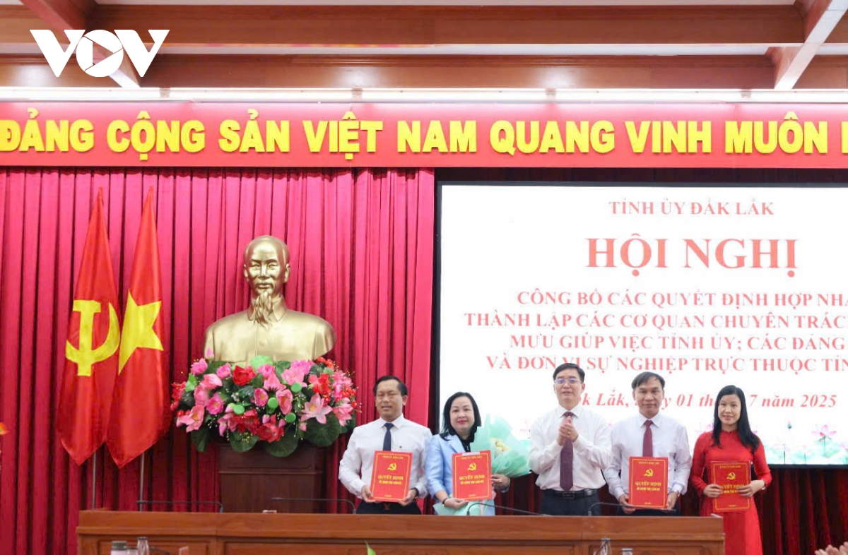 tinh uy Dak lak cong bo cac quyet dinh thanh lap co quan, don vi sau sap nhap hinh anh 1